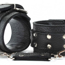 Кожаные наручники с пряжкой
