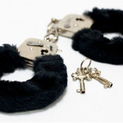 Меховые черные наручники с ключами